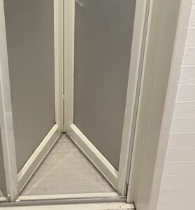 浴室ドア折れ戸の動きが悪くなった！ 