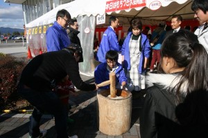 明日は恒例の餅つき大会！！ 