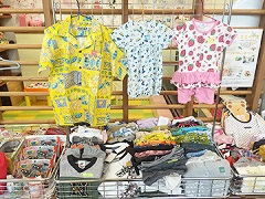 集まった子ども服