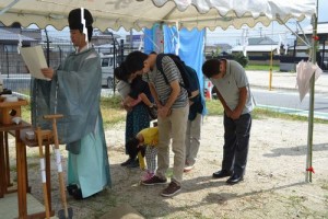 雨転じ晴れの地鎮祭 